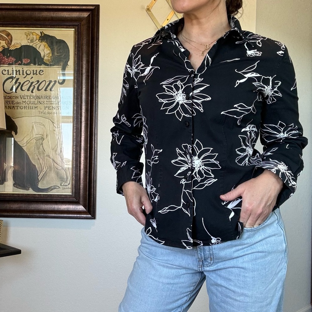 Van Heusen Women's Button Down Long Sleeve Shirt Size Medium Floral Long Sleeve